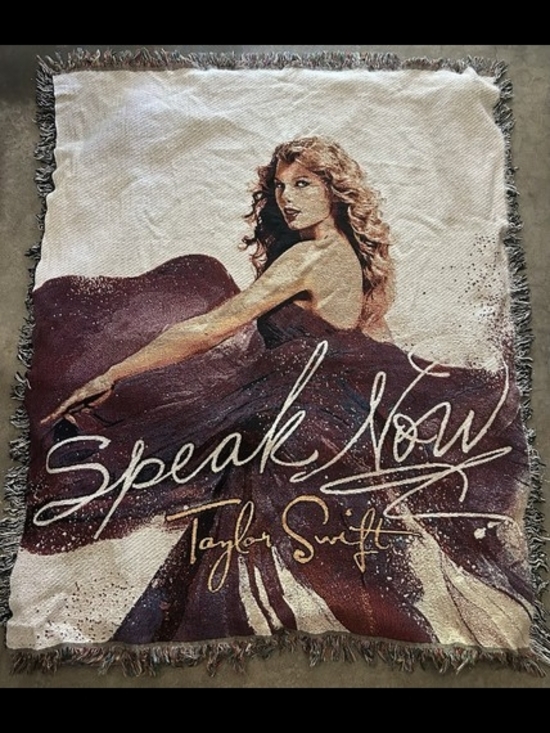 Taylor Swift Other - Taylor Swift Burgundy & Cream 'Speak Now' Woven Throw
